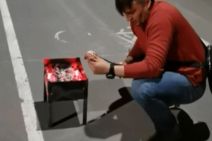 Екатеринбуржец решил пожарить шашлыки на детской площадке — видео