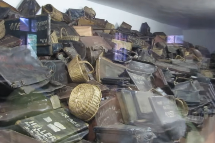«Сатанизм как он есть». Киев показал в Нью-Йорке инсталляцию из обуви погибших российских солдат