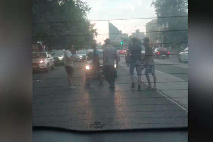 В центре Екатеринбурга водители устроили драку посреди дороги