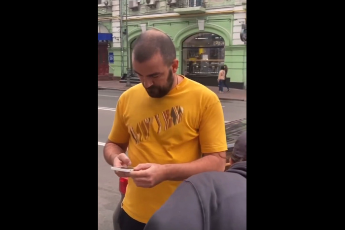 Уволенный за разговор на русском киевский таксист обратился к украинцам