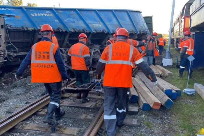 На свердловской железной дороге сразу пять вагонов поезда сошли с рельсов