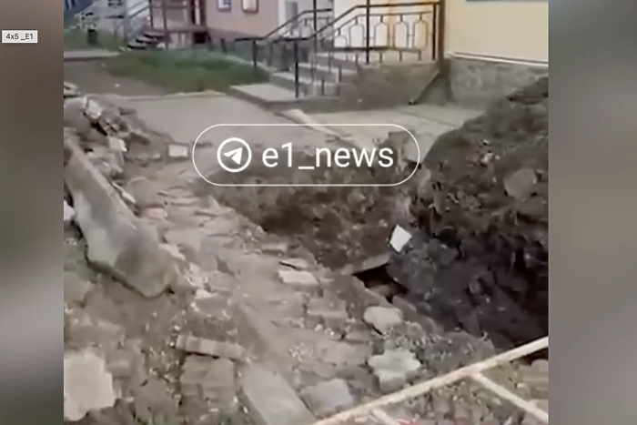 В Свердловской области учительница провалилась в яму, которую раскопали и решили не огораживать