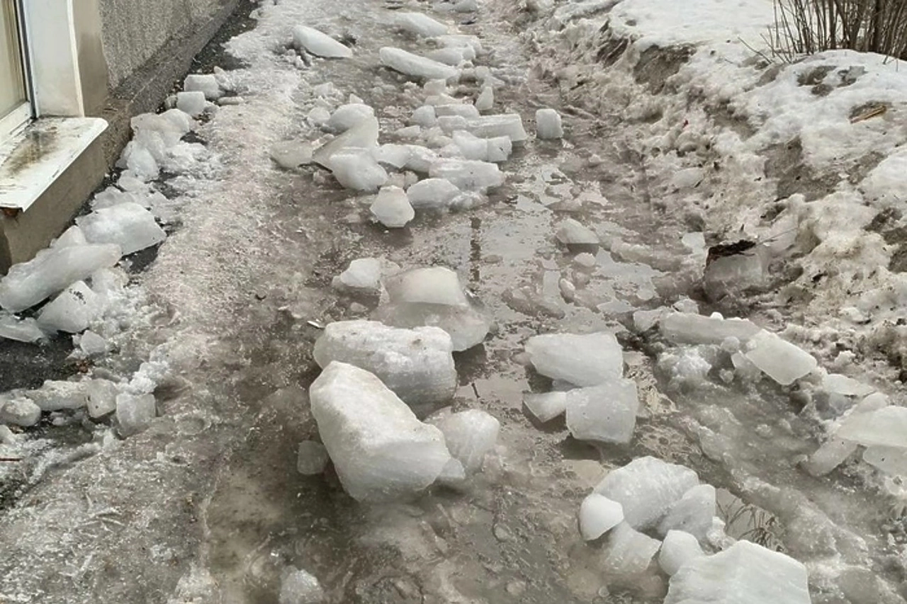 В свердловском городе ледяная глыба рухнула на голову женщины с коляской