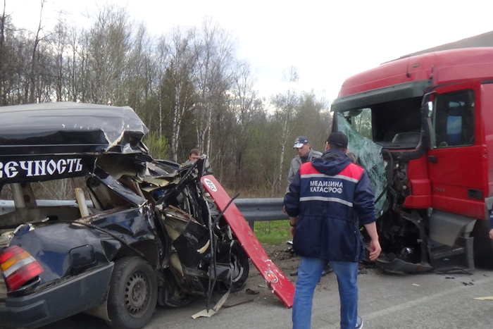 Водитель Mercedes-Benz погиб на трассе Пермь-Екатеринбург