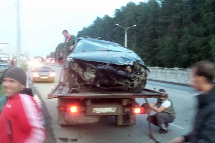 Автомобиль Subaru переверулся на Краснолесья из-за девушки в Mercedes