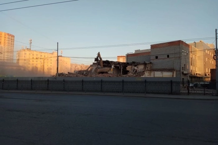 На Уралмаше снесли старый корпус ТЦ «Омега»
