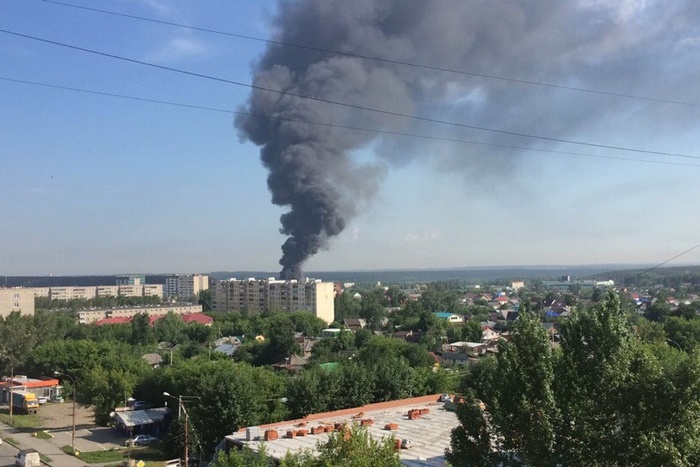 Роспотребнадзор исследовал воздух в районе пожара на складе в Екатеринбурге