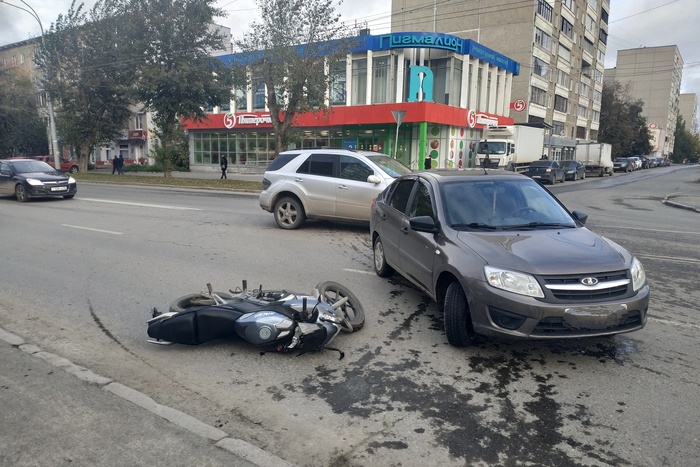 На перекрёстке Крауля — Викулова сбили мотоциклиста