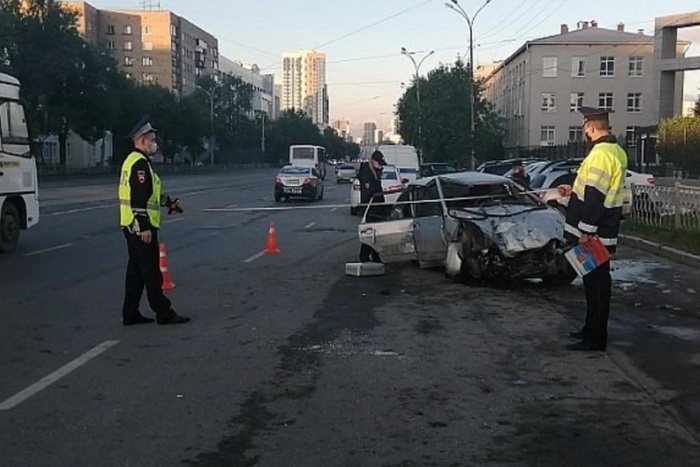 В Екатеринбурге ранее судимые подростки угнали и разбили чужую машину