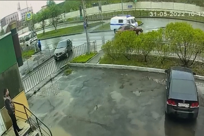 Свердловские полицейские на «буханке» снесли легковушку