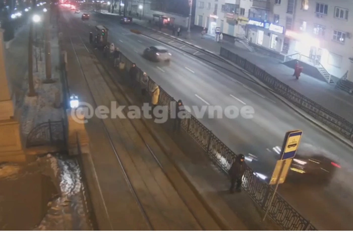 «Влетел в забор». Водитель BMW едва не сбил пешехода в центре Екатеринбурге во время дрифта