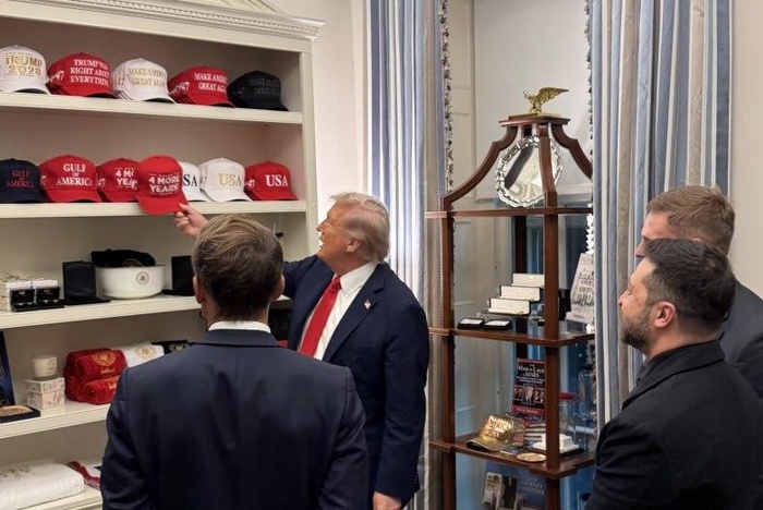 «Еще четыре года». Трамп показал Макрону и Зеленскому свою коллекцию кепок