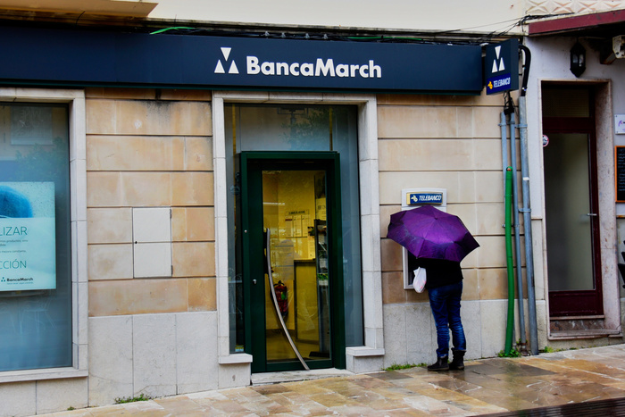 За 25 лет сотрудница банка Испании украла у гражданина РФ 1,3 млн евро