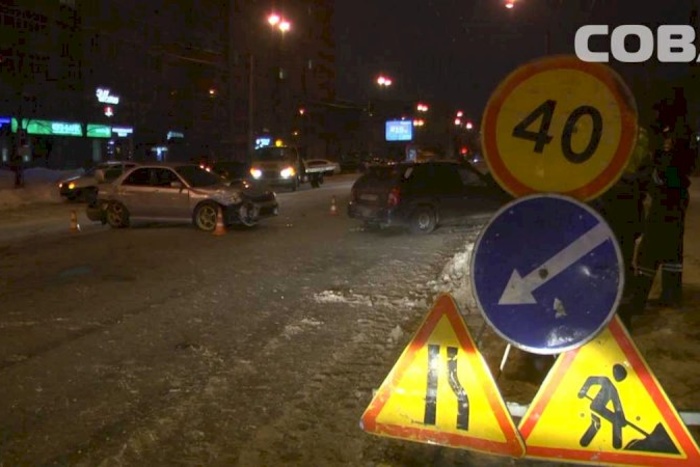 На екатеринбургском ВИЗе столкнулись три машины