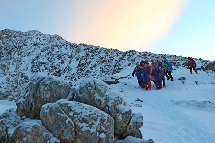 Туристы из Екатеринбурга застряли в горах Красноярска. Одна женщина погибла