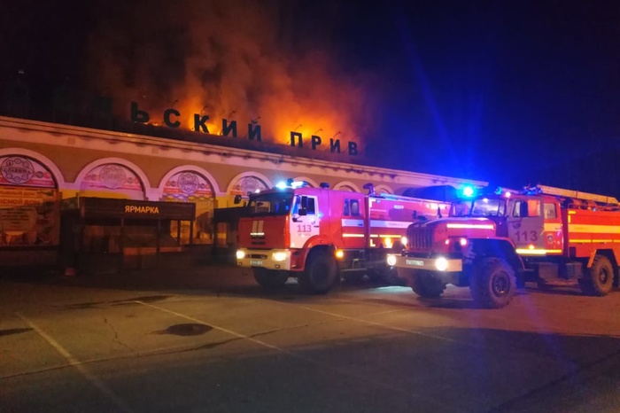 В Арамиле 38 пожарных больше трех часов тушили горящий торговый комплекс