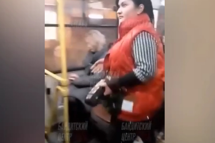 В Екатеринбурге кондуктор устроила драку в автобусе