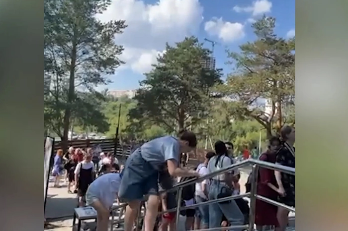 Екатеринбуржцы выстроились в огромные очереди к бассейнам