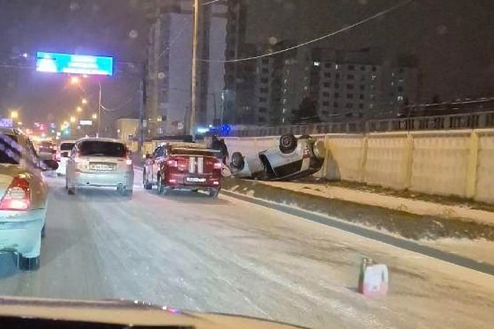 На въезде в Екатеринбург собралась гигантская пробка из-за перевернувшейся легковушки