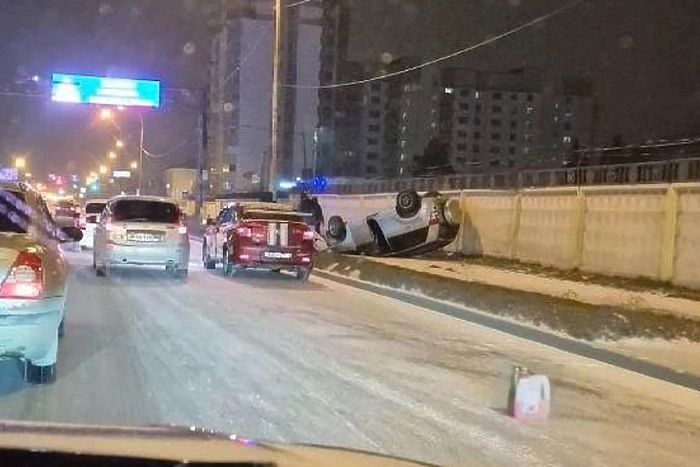 На въезде в Екатеринбург собралась гигантская пробка из-за перевернувшейся легковушки
