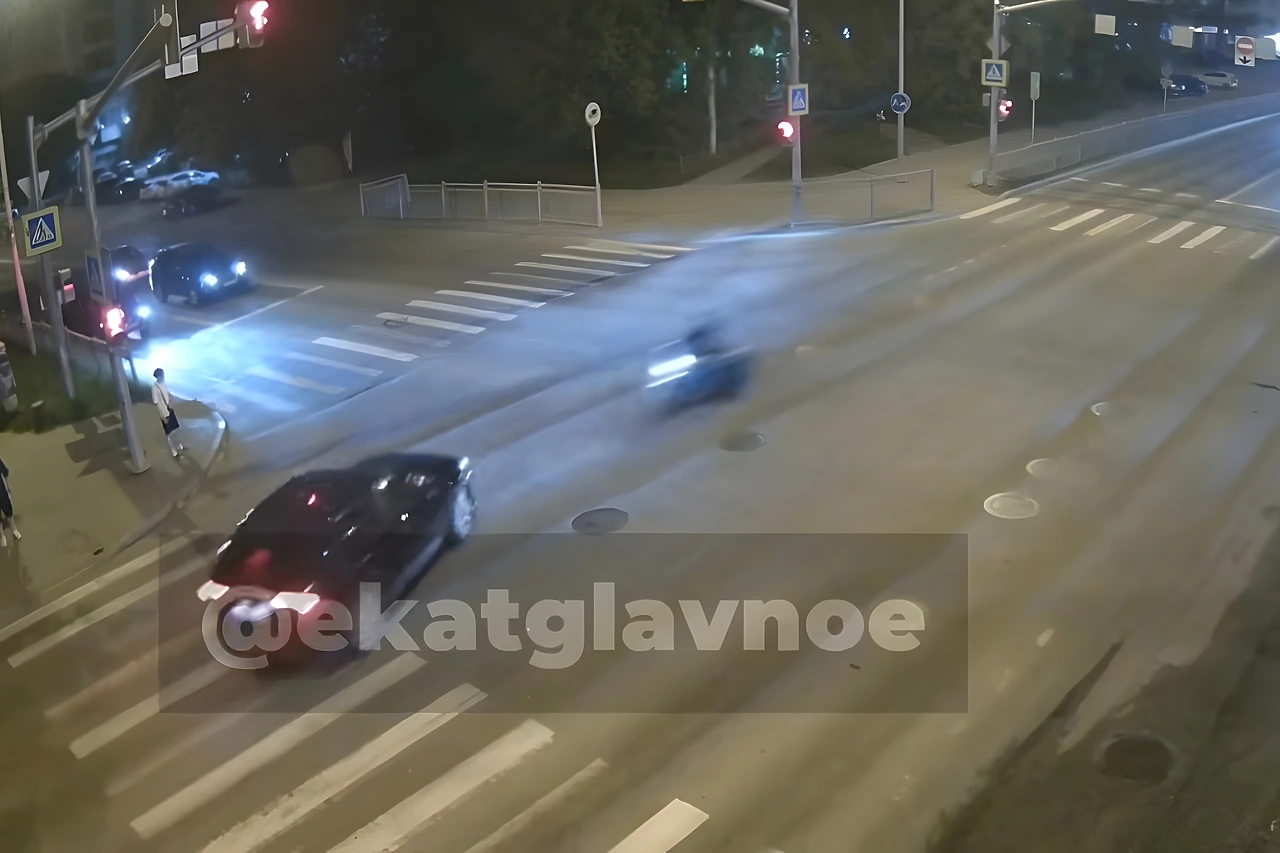 В Екатеринбурге девушка на мотоцикле на огромной скорости влетела в кроссовер