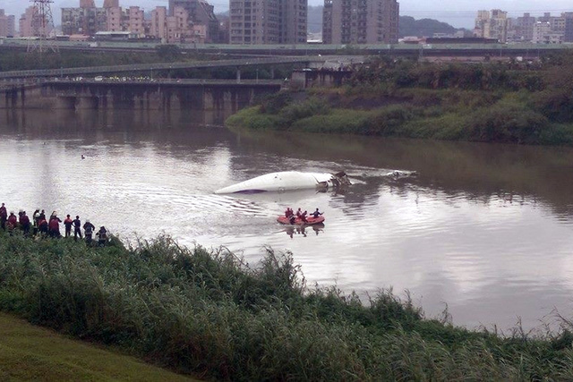 В Тайбэе пассажиры остаются заблокированными в рухнувшем в реку самолете