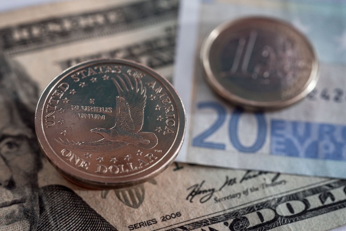 Евро опустился ниже 56 рублей, доллар — ниже 52