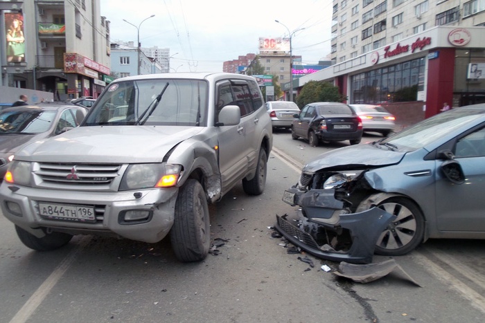 На улице Малышева в ДТП пострадали 4 автомобиля