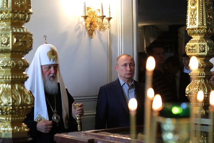 Владимир Путин дважды оттолкнул от себя патриарха Кирилла