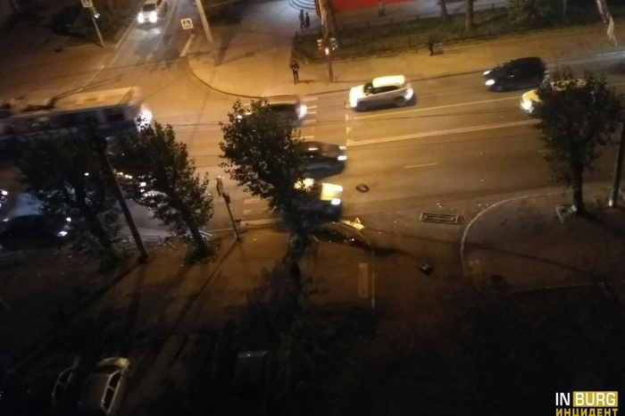 Вчера вечером в Екатеринбурге пьяный водитель Toyota Land Cruiser влетел в Honda