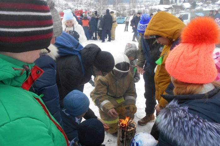 Школьники и малыши учатся безопасности в игре «Зарница»