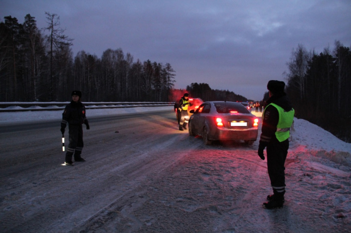 На Урале полицейские спасли от холода пассажиров автобуса