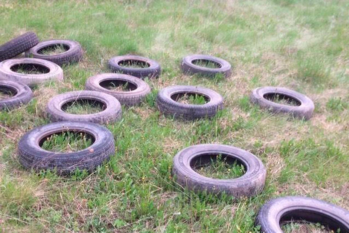 Неизвестные устроили свалку автопокрышек на берегу Исети в Каменске-Уральском