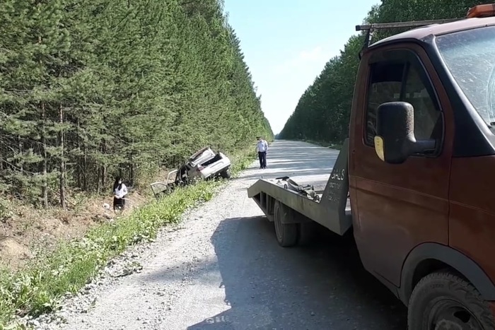 На трассе в Свердловской области девушка без прав вылетела в кювет, её автомобиль перевернулся