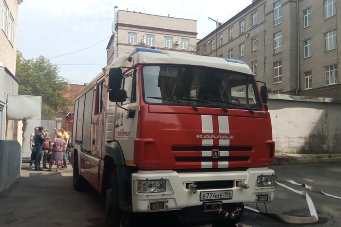 В Екатеринбурге в здание УрО РАН начался пожар. Эвакуированы десятки человек