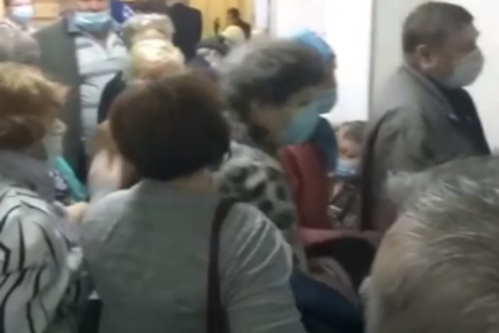 В поликлинике Екатеринбурга выстроилась огромная очередь на вакцинацию от ковида — видео