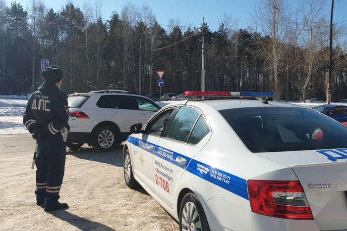 Улетел в кювет и погиб: под Екатеринбургом водителю стало плохо за рулем