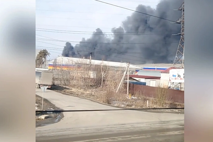 Под Екатеринбургом горит завод, где производят пластиковую упаковку