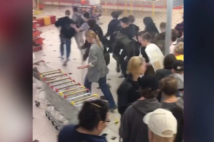 В Екатеринбурге толпа устроила штурм секонд-хенда