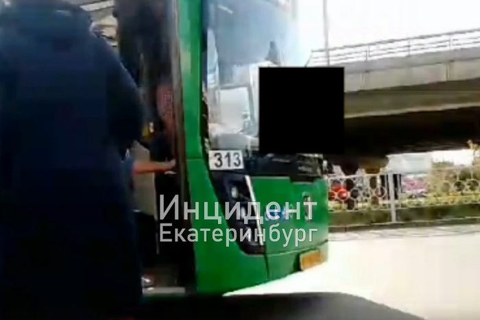 В Екатеринбурге неизвестные сбросили с моста брусок в лобовое стекло автобуса
