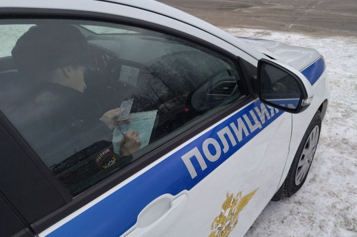 Парень проехал на капоте машины по улице Заводская среди бела дня в Екатеринбурге