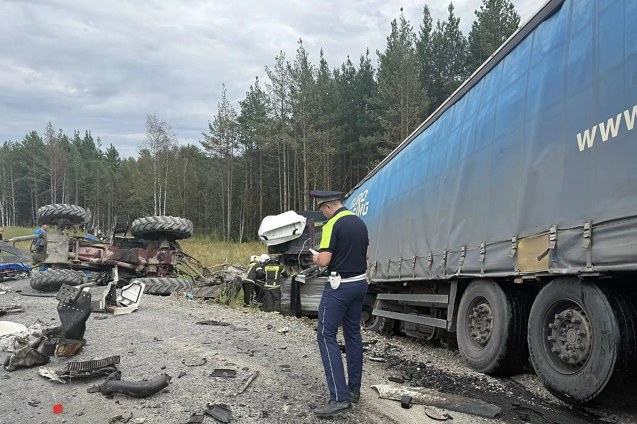 Водитель фуры маркетплейса погиб под Екатеринбургом в ДТП с дорожной техникой (ФОТО)
