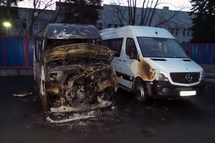 «Мерседес Бенц Спринтер» сгорел под камерами минувшей ночью в Екатеринбурге