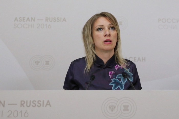 Захарова прокомментировала призыв Джонсона к акциям у посольства России