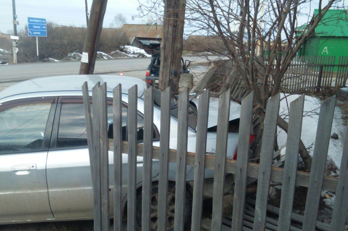 Пьяный водитель врезался в припаркованный автомобиль в Белоярском