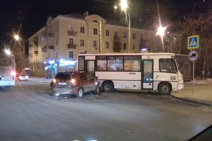 Hyundai Getz врезался в маршрутку на Уралмаше накануне вечером