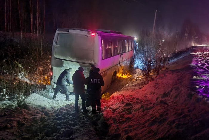 Ехавший из Краснотурьинска в Екатеринбург автобус с 40 пассажирами вылетел в кювет