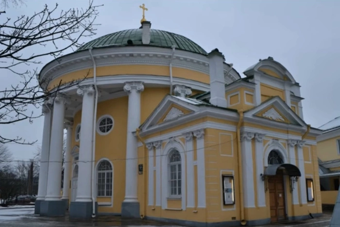 Питерского гея оштрафовали за поцелуи на фоне храма «Кулич и Пасха»