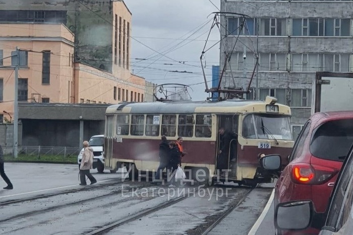 На перекрёстке Старых Большевиков — Фронтовых бригад сошёл с рельсов трамвай
