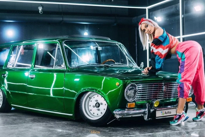 В Екатеринбурге полуголые девушки продают «Жигули» по цене элитной иномарки